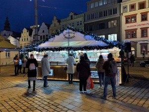 Trhovce i zákazníky zklamalo vládní nařízení zakazující konzumaci jídla i alkoholu na veřejnosti