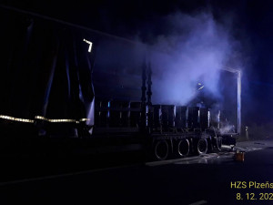 Hasiči likvidují požár v kamionu