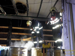 Hasiči likvidují požár v kamionu