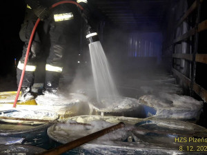 Hasiči likvidují požár v kamionu