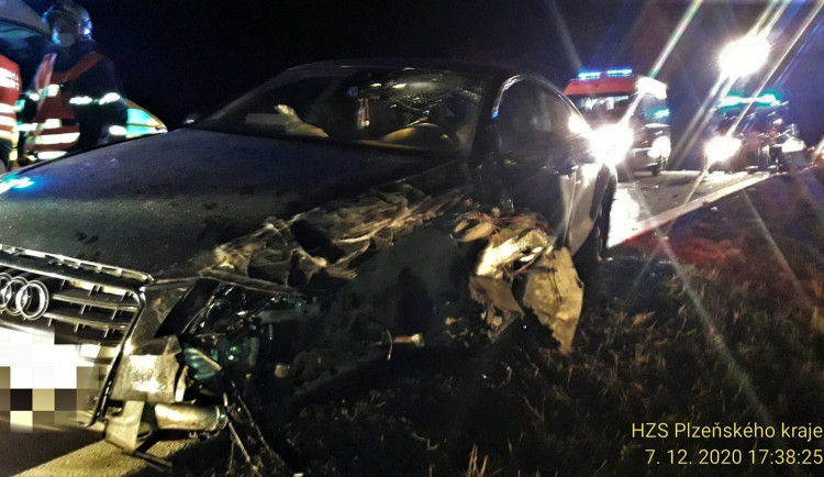 Pět lidí včetně tříletého dítěte se zranilo při čelním střetu dvou osobních automobilů