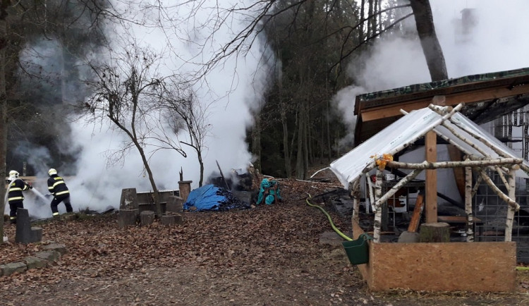 V chatce, kterou pohltily plameny uhořeli dva psi