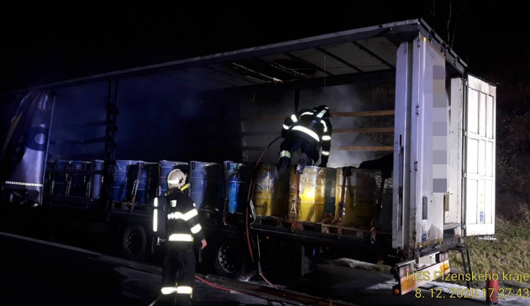 V návěsu kamionu začal hořet jeden ze sudů s bateriemi, druhý explodoval