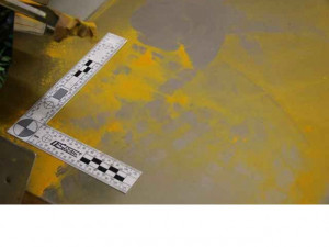 Po pachatelích zůstaly ve skladu jen tyto stopy