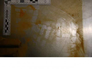 Po pachatelích zůstaly ve skladu jen tyto stopy