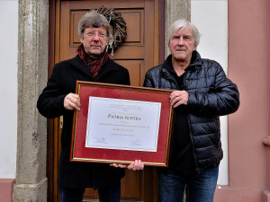 Cenu Patria Nostra pro Dvůr Gigant převzal Ivan Korec a Jan Holoubek, který zajišťoval stavební dozor