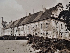 Takto vypadal Dvůr Gigant před zahájením rekonstrukce v roce 1993