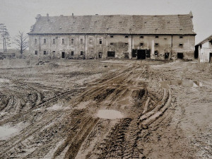 Takto vypadal Dvůr Gigant před zahájením rekonstrukce v roce 1993