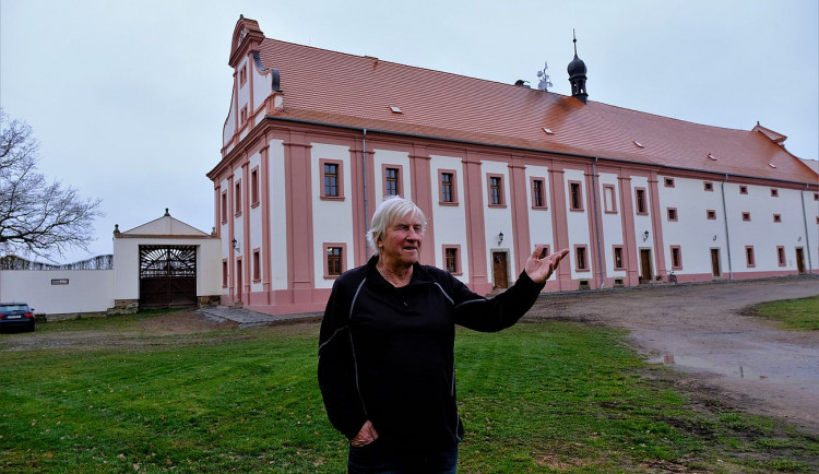 Ivan Korec pracuje se svojí rodinou od roku 1993 na záchraně Dvoru Gigant v Záluží na jižním Plzeňsku