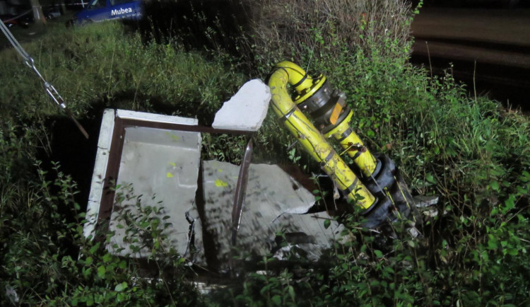 Řidič náklaďáku narazil do sloupku, ze kterého začal unikat plyn