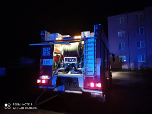 Řidič náklaďáku narazil do sloupku, ze kterého začal unikat plyn