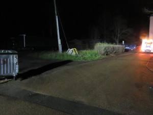 Řidič náklaďáku narazil do sloupku, ze kterého začal unikat plyn