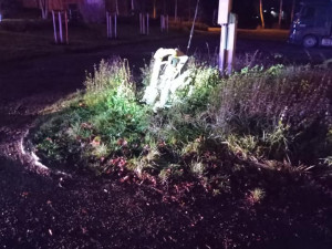 Řidič náklaďáku narazil do sloupku, ze kterého začal unikat plyn