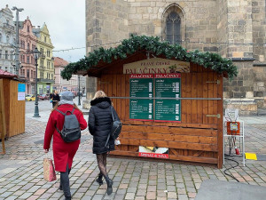 Stánky s občerstvením a nápoji jsou na vánočních trzích na náměstí Republiky uzavřeny