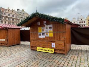 Stánky s občerstvením a nápoji jsou na vánočních trzích na náměstí Republiky uzavřeny