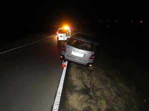 Řidička zdemolovala boží muka, po nehodě nadýchala přes 3,6 promile