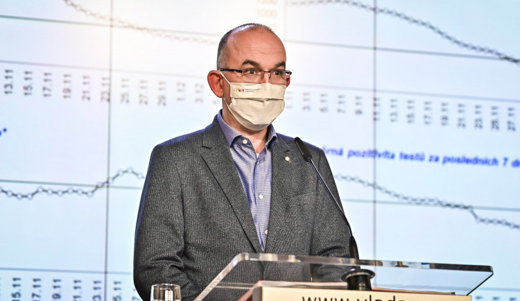 V jiných zemích propagují očkování, u nás učí ministr, jak správě nosit roušku