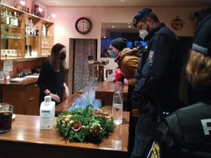 Plzeňské hospody zažily v pátek velkou šťáru zaměřenou na dodržování vládních nařízení