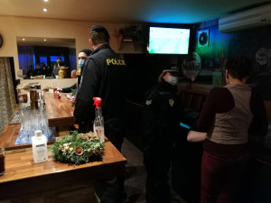 Plzeňské hospody zažily v pátek velkou šťáru zaměřenou na dodržování vládních nařízení