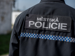 Incident na čerpací stanici, po potyčce se strážníky muž ujel na čtyřkolce