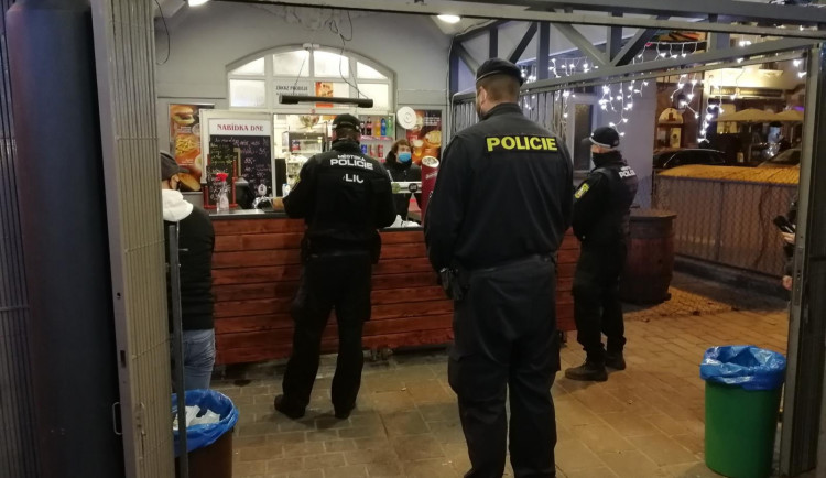 Velká policejní razie do plzeňských hospod a barů vyvolala u Plzeňanů bouřlivé reakce, řešilo ji i zastupitelstvo
