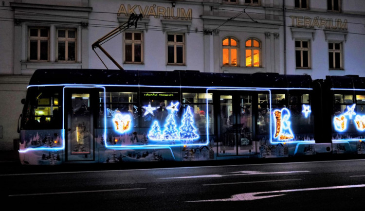 size4-16066704891667-231-rozsviceni-vanocniho-stromu-sledovaly-na-namesti-stovky-plzenanu-ulice-uz-brazdi-vanocni-tramvaj