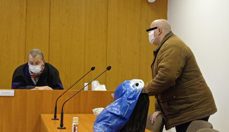 Využil důvěry svých známých, teď čelí obžalobě ze znásilnění nezletilých