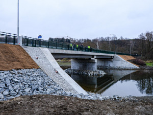 Oprava téměř půl století starého mostu je u konce, dostal nový povrch i chodník