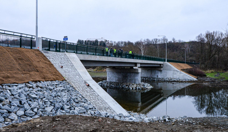 Oprava téměř půl století starého mostu je u konce, dostal nový povrch i chodník