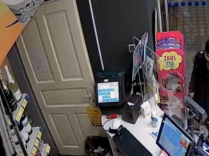 Neznáte tohoto muže? Zloděj ukradl ve vlaku platební kartu, na kterou pak nakupoval