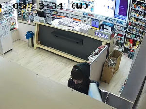 Neznáte tohoto muže? Zloděj ukradl ve vlaku platební kartu, na kterou pak nakupoval