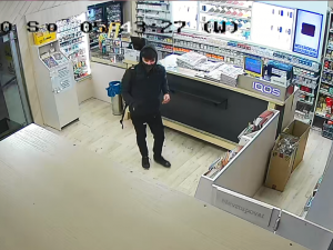 Neznáte tohoto muže? Zloděj ukradl ve vlaku platební kartu, na kterou pak nakupoval