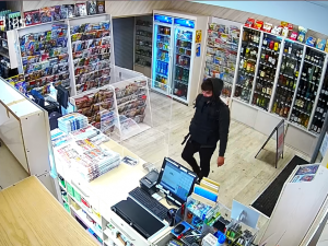 Neznáte tohoto muže? Zloděj ukradl ve vlaku platební kartu, na kterou pak nakupoval