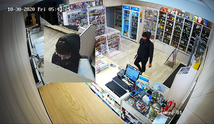 Neznáte tohoto muže? Zloděj ukradl ve vlaku platební kartu, na kterou pak nakupoval 