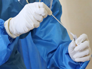 Pandemie koronaviru: Na dobrovolný test na covid-19 přišlo první den v Česku 15 499 osob