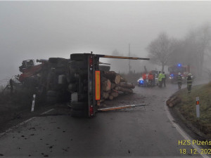 Kamion se převrátil a vysypal náklad dřeva, řidička osobáku zase vyvrátila strom a skončila na střeše v jabloňovém sadu