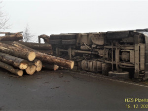 Kamion se převrátil a vysypal náklad dřeva, řidička osobáku zase vyvrátila strom a skončila na střeše v jabloňovém sadu