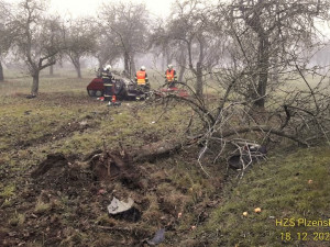 Kamion se převrátil a vysypal náklad dřeva, řidička osobáku zase vyvrátila strom a skončila na střeše v jabloňovém sadu