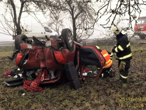Kamion se převrátil a vysypal náklad dřeva, řidička osobáku zase vyvrátila strom a skončila na střeše v jabloňovém sadu