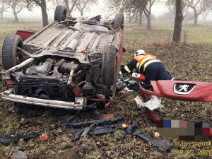 Kamion se převrátil a vysypal náklad dřeva, řidička osobáku zase vyvrátila strom a skončila na střeše v jabloňovém sadu