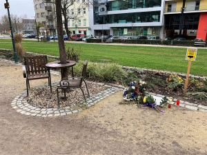 Plzeňané vzpomínali na Václava Havla u jeho lavičky v Šafaříkových sadech