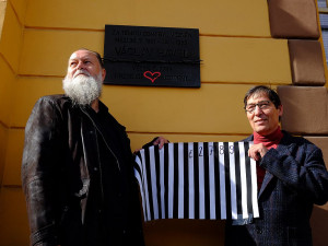 Plzeňané vzpomínali na Václava Havla u jeho lavičky v Šafaříkových sadech