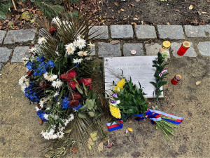 Plzeňané vzpomínali na Václava Havla u jeho lavičky v Šafaříkových sadech