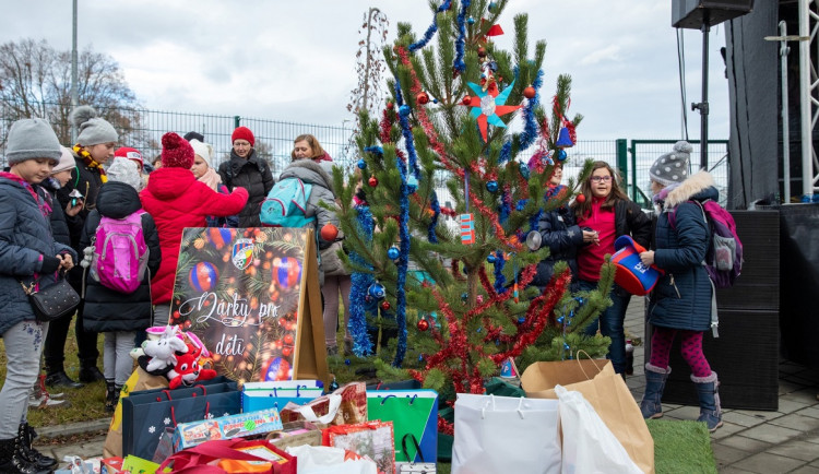 Fotbalový Ježíšek opět obdaruje nemocné i zvířata v ZOO
