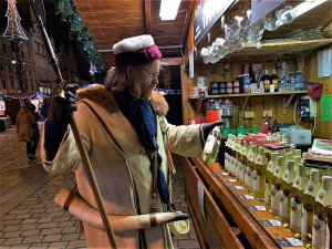 Dobrou náladu na značně prořídlých trzích předává lidem plzeňský ponocný