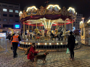 Dobrou náladu na značně prořídlých trzích předává lidem plzeňský ponocný