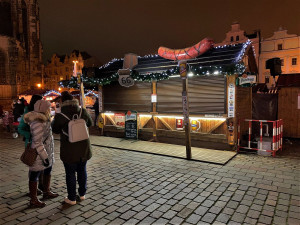 Dobrou náladu na značně prořídlých trzích předává lidem plzeňský ponocný
