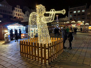 Dobrou náladu na značně prořídlých trzích předává lidem plzeňský ponocný