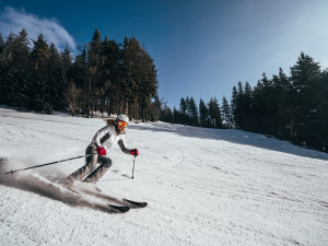 Na Špičák vrazily stovky lyžařů, fronty se zatím netvoří