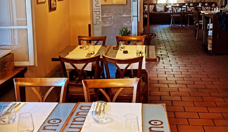 Skončím až mi odpojí elektřinu, uvedl majitel restaurace, která zůstala na protest otevřená